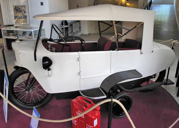 White Mauser, with roof, from the side